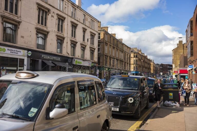 taksi auton odottamassa kaupungin kadulla