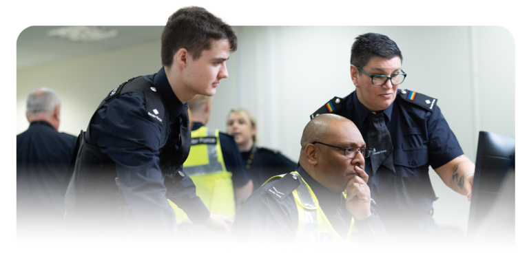 tulli virkailija neuvoo asiakasta asiakaspalvelupisteessa