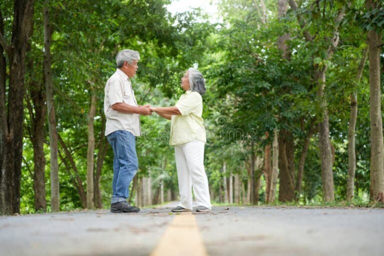 vanhempipari kavelee metsatien varrella
