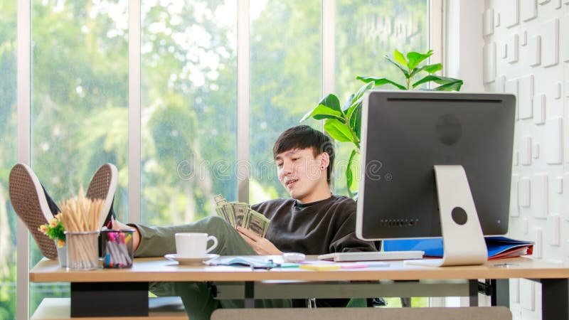 Miten Toiminimi Maksaa Palkkaa Yrittäjälleen