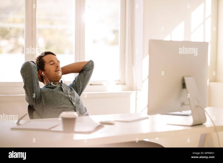 Miten Yrittäjä Voi Hoitaa Sairasloman ja Mitä Etuja Hänellä On 7 yrittaja tyopoydan aaressa kotona lepaamassa