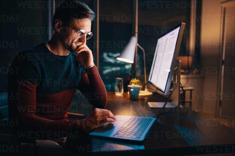 yrittaja tyoskentelee toimistossaan keskittyneena