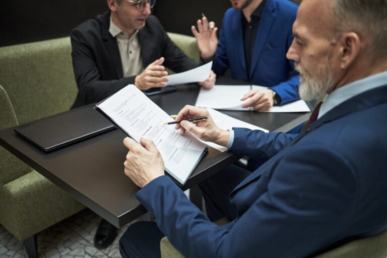 yrityksen ammattilaiset neuvottelemassa palveluista