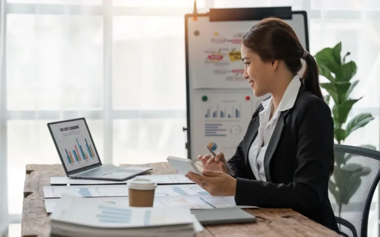 yrityksen taloushallinnon ammattilainen tyopoydan aaressa